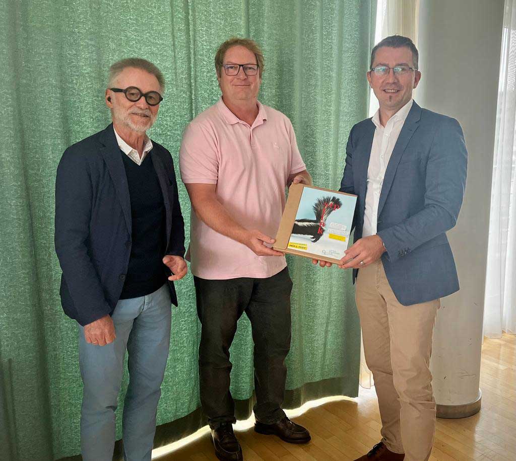 Dr. Wilhelm Maurer (links) Dr. Jürgen Komma (Mitte) Mag. Leopold Schalhas (rechts) bei der Übergabe
