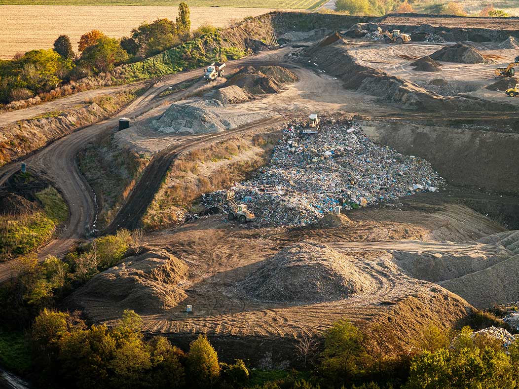 "Oktober: Übersicht über Bereich ""Zwischenlager Nord"", rechts oben im Hintergrund, Bagger bei Grabungsarbeiten bei Deponiefläche" © Greenpeace